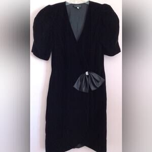 Vintage Cache by Bari Protas black velvet dress with bow size  9/10